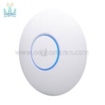 با ورود اکسس پوینت یوبیکویتی UAP-AC-LR به بازار تجهیزات رادیویی ، کاربران زیادی را به خود جذب نموده است . این دستگاه دارای قدرت بسیار بالا و کنترل کننده مجازی می باشد که استفاده از آن را در فضاهای داخلی مناسب نموده است . مانند اکسس پوینت UAP-AC-LITE و اکسس پوینت UAP-PRO این اکسس پوینت در دو فرکانس 5.8 و 2.4 گیگاهرتز به صورت همزمان کار می کند و کارایی را به شدت افزایش می دهد . این دستگاه می تواند تا سرعت 300 مگابیت بر ثانیه در فرکانس 2GHz و 867 مگابیت بر ثانیه در فرکانس 5GHz را پشتیبانی نماید . وجود یک پورت 10/100/1000 در این دستگاه آن را به دستگاهی با کاربرد فراوان تبدیل نموده است . برق این دستگاه به کمک یک سوئیچ شبکه مجهز به پورت POE تامین می شود . به منظور کنترل این دستگاه از نرم افزار airController استفاده می شود . طراحی این دستگاه بسیار زیبا و کاربردی می باشد و امکان اتصال آن به سقف و دیوار وجود دارد . مشخصات فنی اکسس پوینت یوبیکویتی UAP-AC-LR ابعاد اکسس پوینت : 43.2*175.7 میلیمتر موارد استفاده : ایده آل برای فواصل طولانی، indoor، فضاهای مسکونی و کسب و کارهای کوچک کاربری : indoor نرخ انتقال اطلاعات برای فرکانس 2.4 گیگاهرتز : 450Mbps نرخ انتقال اطلاعات برای فرکانس 5 گیگاهرتز : 867Mbps قابلیت POE : حالت های 802.3af/A PoE & 24V PoE پورت اترنت : 1 پورت 10/100/1000