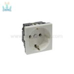 پریز برق ارت دار لگراند سفید 077210